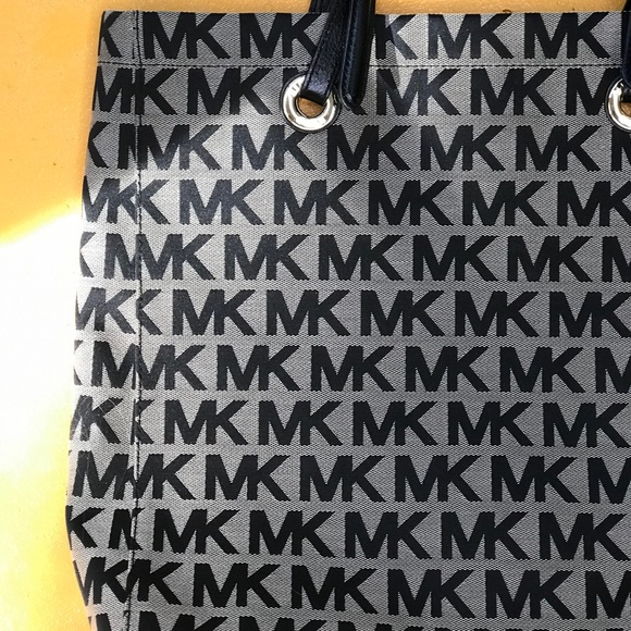 Michael Kors Tote Bag - Picture 4 of 6